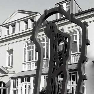 Morgner Archiv Chemnitz mit Skulptur
